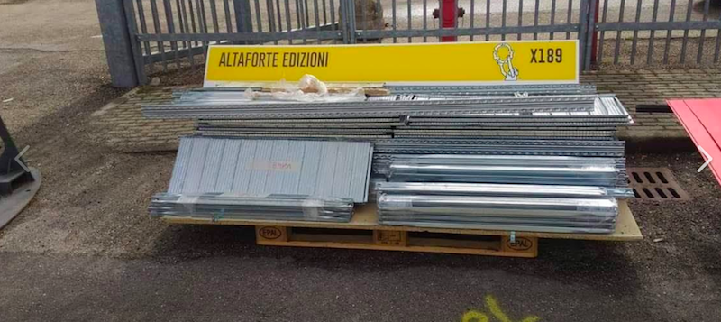 La foto dello stand non montato dell’editore Altaforte al Salone del Libro