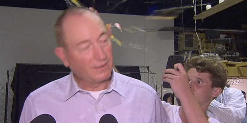 Il momento in cui Will Connolly colpisce Fraser Anning sulla testa con un uovo, durante una conferenza stampa a Melbourne, il 16 marzo 2019 (AP Photo)