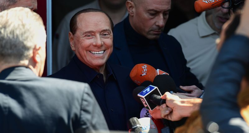 Silvio Berlusconi dimesso dal San Raffaele (Miguel MEDINA/AFP/LaPresse)