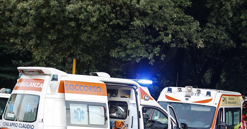 Almeno quattro persone sono state ferite da una betoniera uscita di strada a Roma