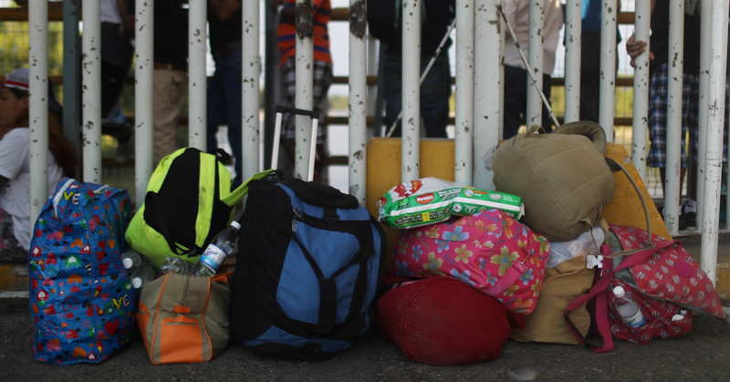 Le borse di alcuni migranti in attesa di ottenere un visto umanitario temporaneo a Ciudad Hidalgo, in Messico. (Mario Tama/Getty Images)