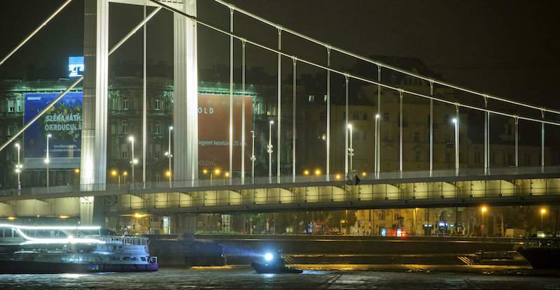Una barca in cerca dei dispersi, Budapest, 30 maggio 2019
(Peter Lakatos/MTI via AP)