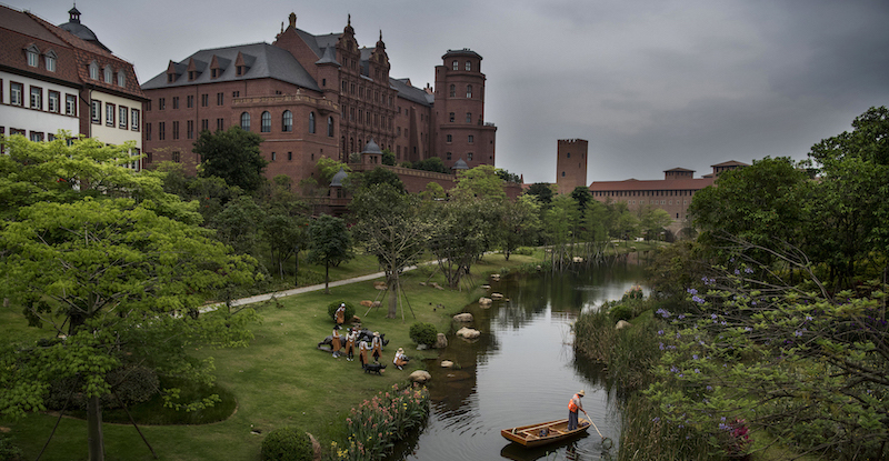 Un impiegato pulisce un corso d'acqua, 12 aprile
(Kevin Frayer/Getty Images)