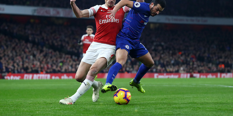 Laurent Koscielny e Pedro Rodriguez in un Arsenal-Chelsea di Premier League (Getty Images)