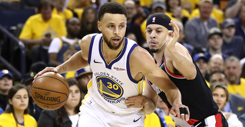 Steph Curry, a sinistra, e il fratello Seth Curry, a destra, nella partita tra Golden State Warriors e Portland Trail Blazers. (
Ezra Shaw/Getty Images)