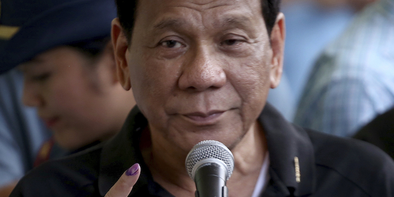 Il presidente delle Filippine Rodrigo Duterte mostra l'inchiostro sull'indice che dimostra che ha votato alle elezioni del 13 maggio, a Davao, la sua città d'origine, nel sud del paese (AP Photo/Manman Dejeto)