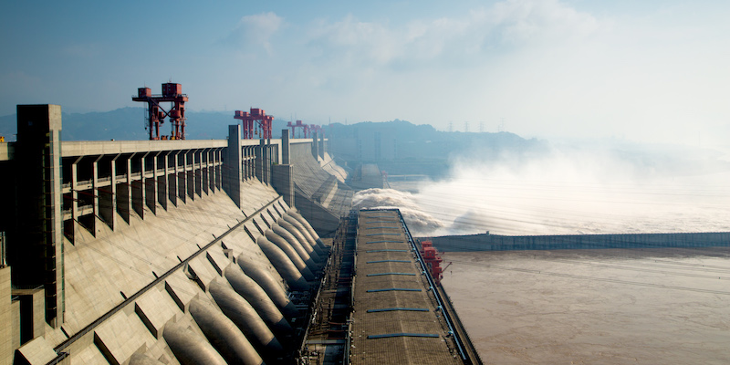 La diga delle Tre Gole, sul fiume Azzurro, in Cina, nella regione di Hubei, il 4 settembre 2014; è la seconda diga più grande al mondo (Imaginechina via AP Images)