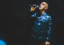Il cantante Eros Ramazzotti ha sospeso il suo tour per un problema alle corde vocali