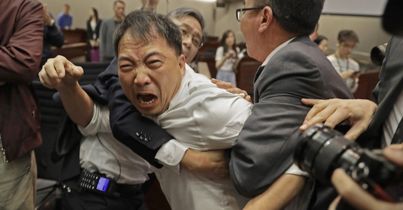 Le foto della grossa rissa al Parlamento di Hong Kong