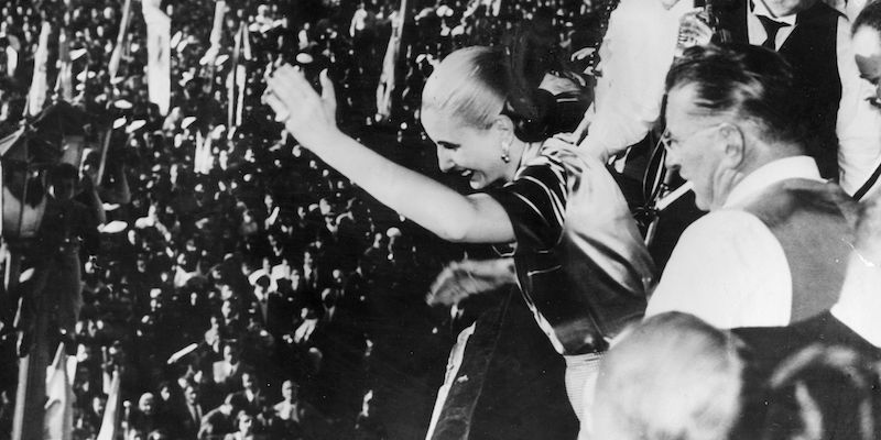 Eva Peron saluta la folla dal palazzo presidenziale di Buenos Aires nel 1945 (Keystone/Getty Images)