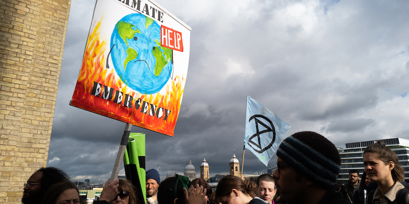 Un cartello dei manifestanti del movimento ambientalista Extinction Rebellion a Londra, il 25 aprile 2019 (Getty Images/
Leon Neal/Staff)