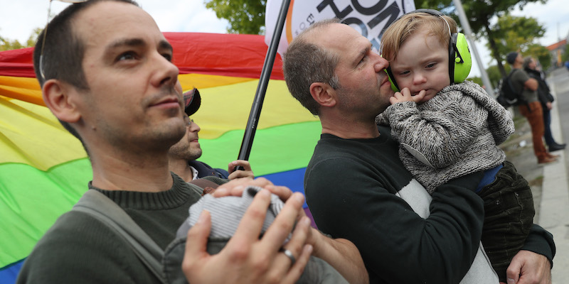 Una coppia gay con due figli durante una manifestazione a sostegno dei matrimoni tra persone dello stesso sesso a Berlino, in Germania, il 15 settembre 2017 (Sean Gallup/Getty Images)
