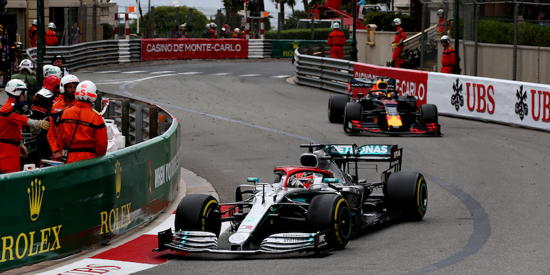 Lewis Hamilton precede Max Verstappen negli ultimi giri del Gran Premio di Monaco di Formula 1 (Charles Coates/Getty Images)