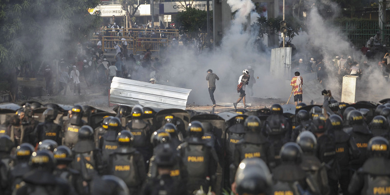 Gli scontri tra la polizia e i manifestanti contro il presidente a Giacarta, in Indonesia, il 22 maggio 2019 (AP Photo)
