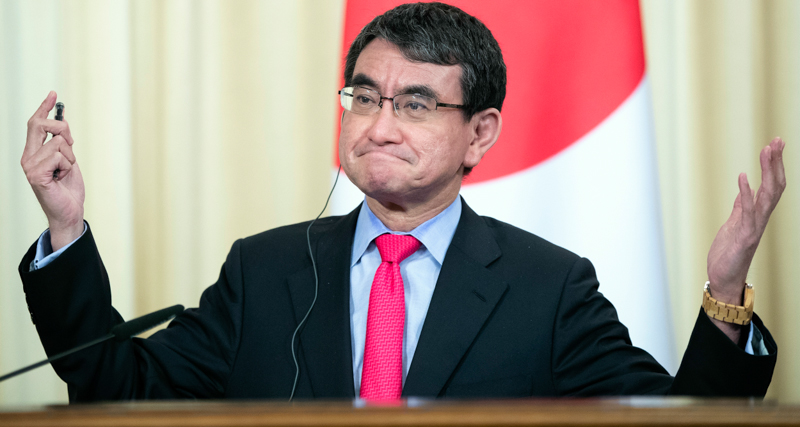 Il ministro degli Esteri giapponese Taro Kono (AP Photo/Pavel Golovkin)