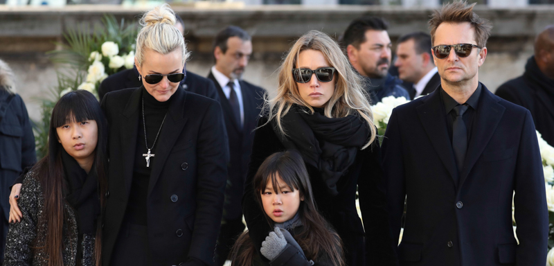 A destra David Hallyday e Laura Smet, figli di Johnny Hallyday, a sinistra la moglie Laeticia Boudou con le due figlie adottive.(Ludovic Marin, Pool via AP)