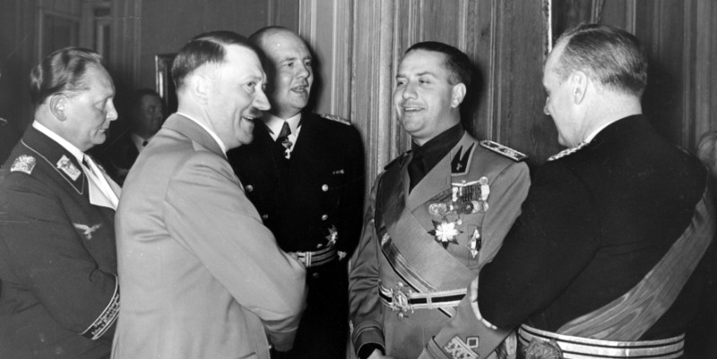 Adolf Hitler con Galeazzo Ciano il giorno della firma del Patto d'Acciaio, a Berlino (LaPresse Torino/Archivio Storico)