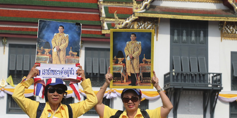 Cittadini thailandesi in attesa del discorso del re dal balcone del palazzo Reale (AP Photo/Sakchai Lalit)