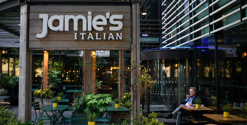 Lo chef britannico Jamie Oliver chiuderà tutti i suoi ristoranti tranne tre