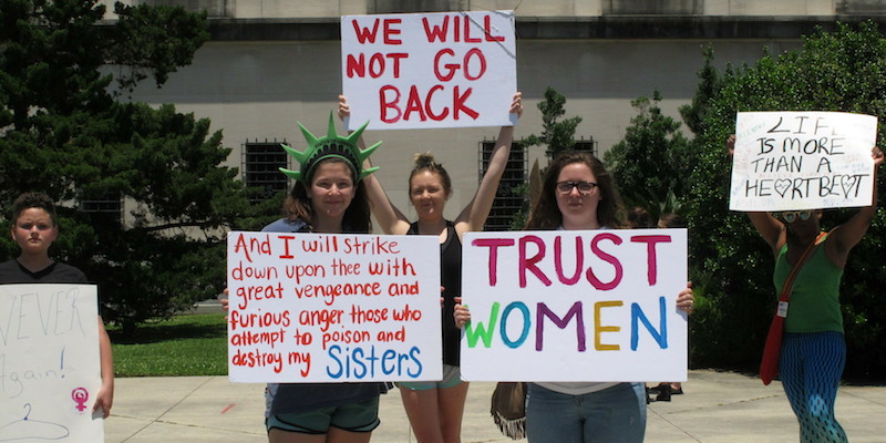 Una piccola protesta di sostenitori del diritto all'interruzione volontaria di gravidanza fuori dalla sede del parlamento della Louisiana, a Baton Rouge, il 21 maggio 2019 (AP Photo/Melinda Deslatte)