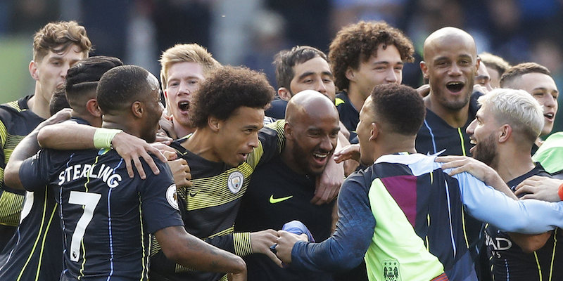 I giocatori del Manchester City festeggiano la vittoria del campionato (AP Photo/Frank Augstein)