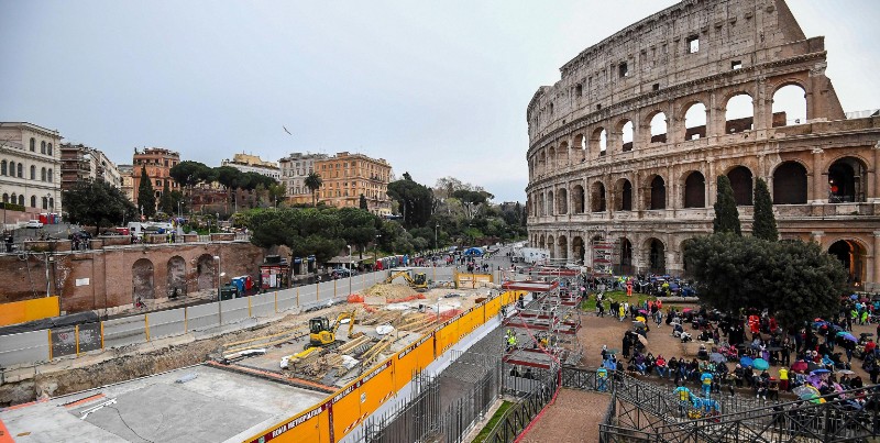 Il cantiere della metro C davanti al Colosseo, a Roma, nel marzo 2018. (ANSA/ALESSANDRO DI MEO)
