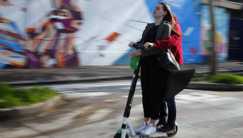 Da settembre in Francia sarà vietato andare sul marciapiede in monopattino