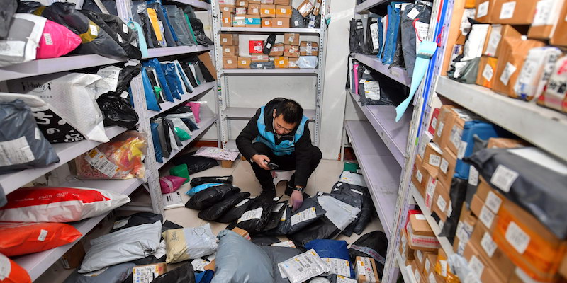 In Cina si fa moltissimo shopping online: questo è un magazzino pre-consegne a Taiyuan, nel nord del paese, il 16 gennaio 2019 (ANSA/Xinhua via ZUMA Wire)