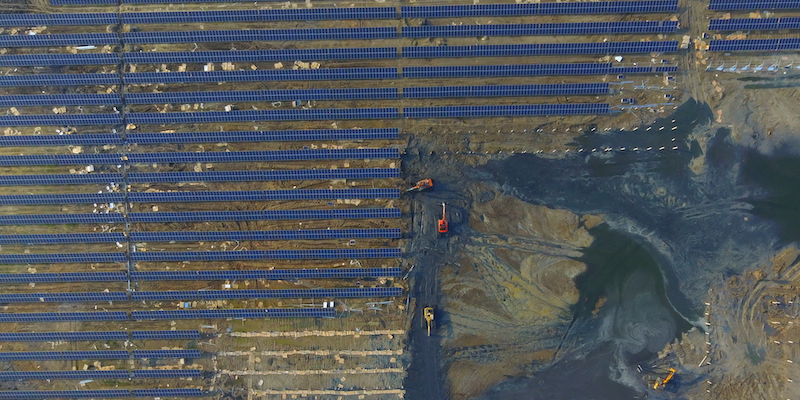 L'installazione dei pannelli fotovoltaici in una centrale a energia solare da 40 megawatt del Gruppo Huaneng a Huai an, in Cina, l'11 giugno 2018 (VCG/VCG via Getty Images)