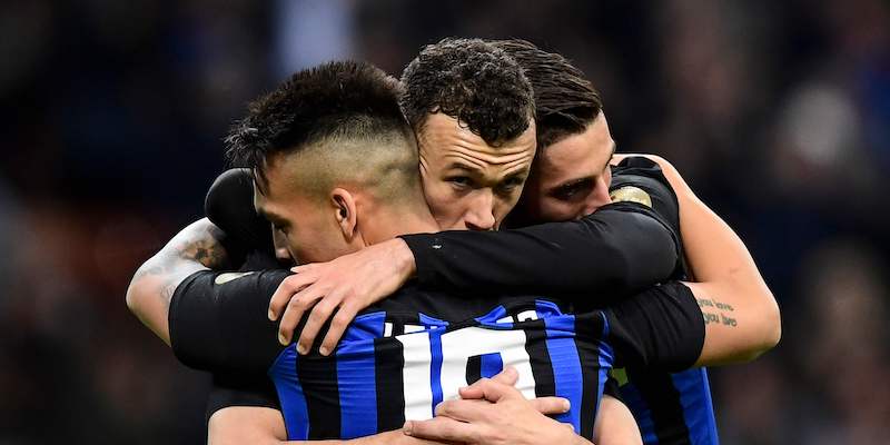 Ivan Perisic, Lautaro Martinez e Roberto Gagliardini abbracciati dopo un gol segnato al Chievo in campionato (MIGUEL MEDINA / AFP)