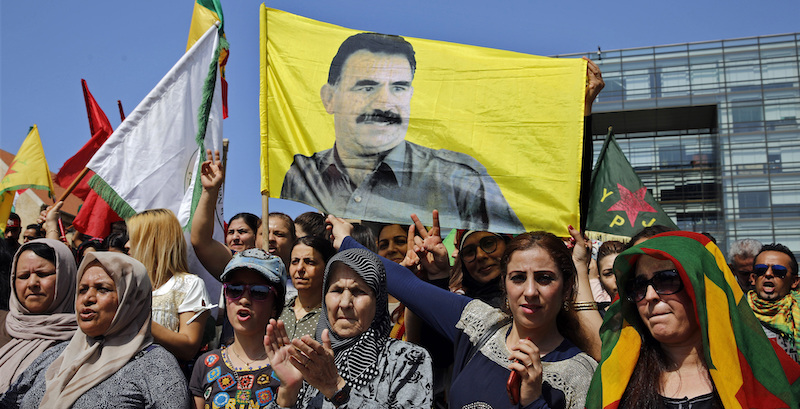 Sostenitori del PKK con una bandiera di Abdullah Öcalan (AP Photo/Bilal Hussein)