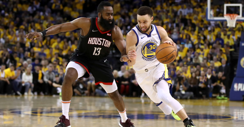 James Harden degli Houston Rockets e Steph Curry dei Golden State Warriors. (Ezra Shaw/Getty Images)
