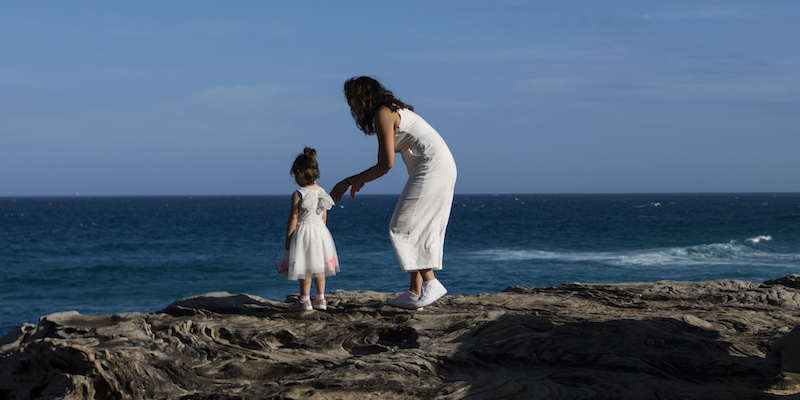 Una donna e sua figlia su una spiaggia di Sydney, in Australia (Brook Mitchell/Getty Images)