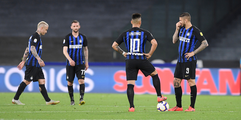 I giocatori dell'Inter dopo il terzo gol subito a Napoli (Francesco Pecoraro/Getty Images)