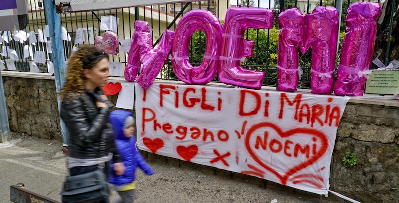 Regali e biglietti di auguri per la bambina ferita durante una sparatoria a Napoli.
(ANSA / CIRO FUSCO)