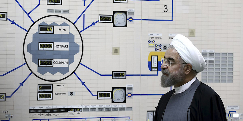 Il presidente dell'Iran Hassan Rouhani durante una visita alla centrale nucleare di Bushehr, il 13 gennaio 2015 (AP Photo/Ufficio stampa della presidenza dell'Iran, Mohammad Berno)