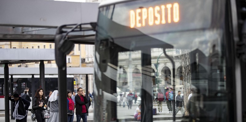 Un autobus alla stazione Termini in un giorno di sciopero