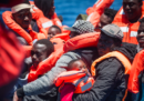 L'ong Sea Watch ha soccorso 65 persone al largo della Libia