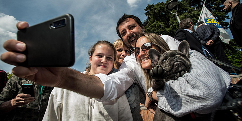 Il segretario federale della Lega, Matteo Salvini, si scatta un selfie con alcune sostenitrici (ANSA/ NICOLA MARFISI)