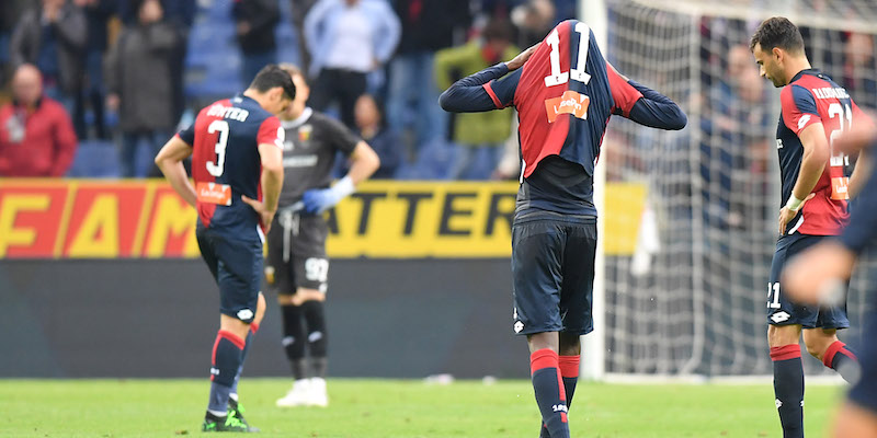 I giocatori del Genoa dopo il gol subito contro il Cagliari (LaPresse/Tano Pecoraro)