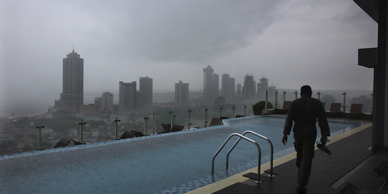 Una piscina su un tetto di un hotel a Colombo (AP Photo/Manish Swarup)