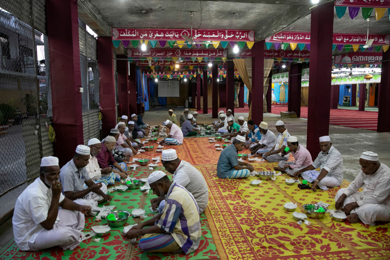 Il primo giorno di ramadan celebrato in una moschea di Kattankudy, Sri Lanka. (Allison Joyce/Getty Images)