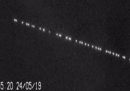 Come appaiono 60 satelliti di SpaceX, in fila in cielo