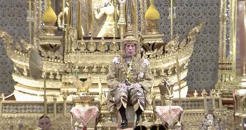 Re Maha Vajiralongkorn sul trono durante la cerimonia di incoronazione, Bangkok, Thailandia, 4 maggio 2019
(Thai TV Pool via AP)