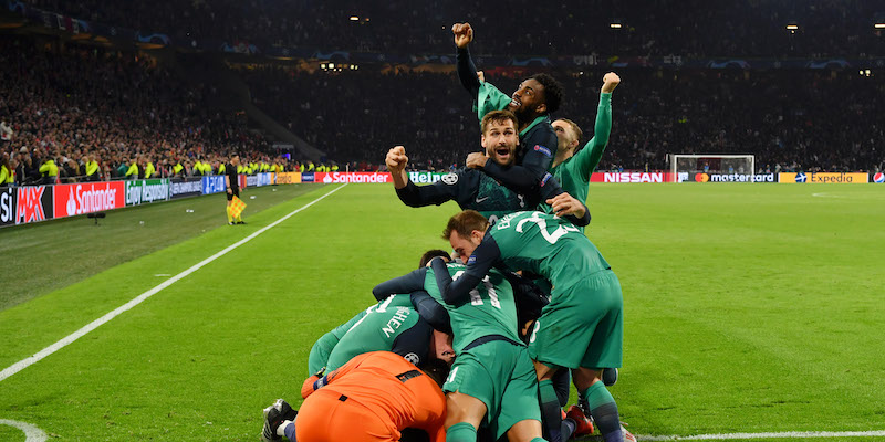 I giocatori del Tottenham festeggiano il gol all'ultimo minuto di Lucas Moura (Dan Mullan/Getty Images )