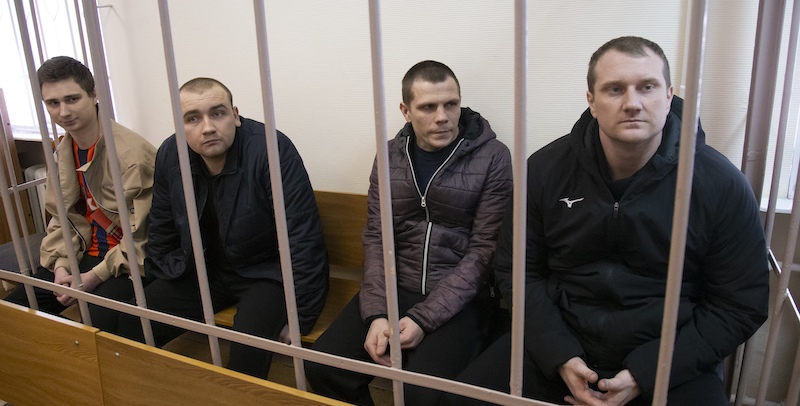 I marinai ucraini in cella in un tribunale a Mosca (AP Photo/Alexander Zemlianichenko)