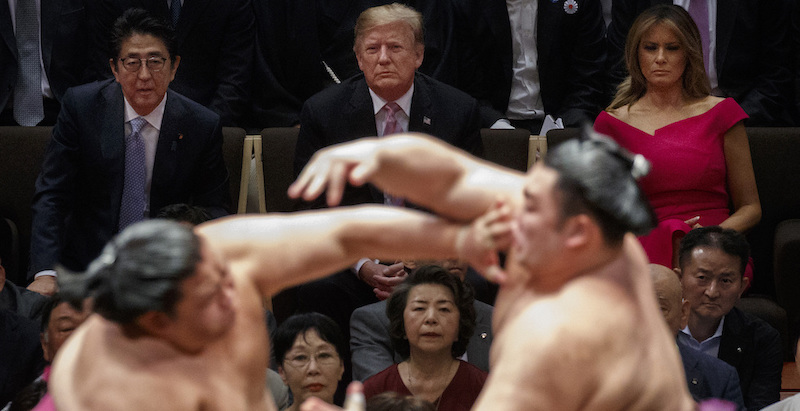 Donald Trump assiste a un incontro di sumo insieme al primo ministro giapponese Shinzo Abe allo stadio Ryogoku Kokugikan di Tokyo, il 26 maggio 2019 (AP Photo/Evan Vucci)