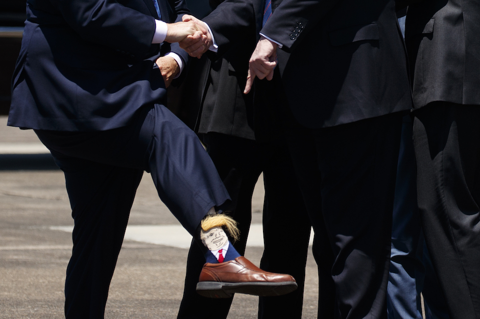 Donald Trump e i calzini del vicegovernatore della Louisiana Billy Nungesser all'aeroporto di Lake Charles, Louisiana, 14 maggio 2019 
(AP Photo/Evan Vucci)