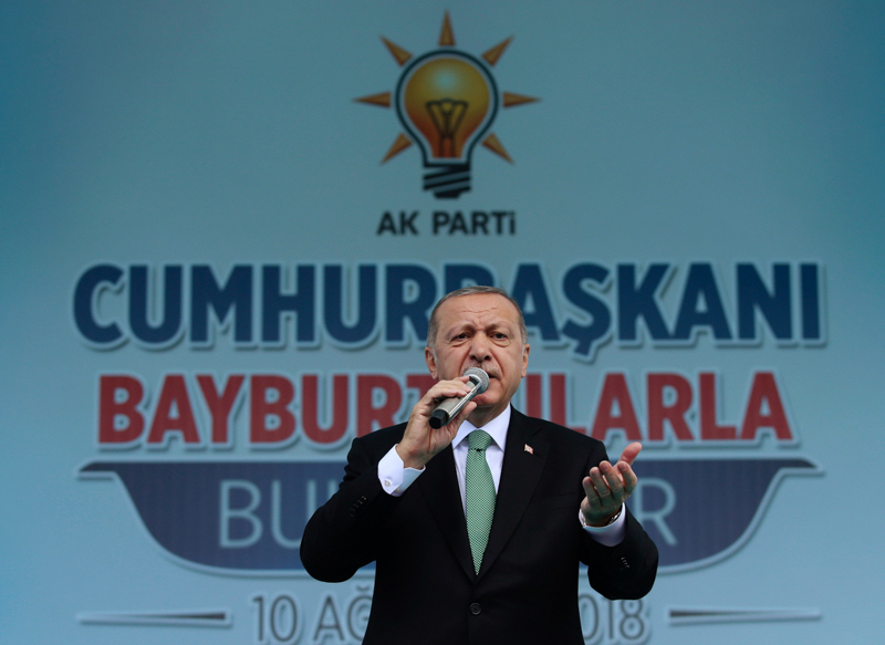 Il presidente turco Recep Tayyip Erdogan durante un discorso a Bayburt. (Presidential Press Service via AP, Pool)