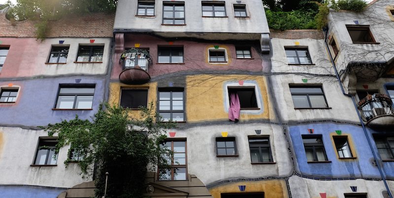 Un complesso di case popolari costruite a Vienna dall'architetto e artista Friedensreich Hundertwasser, nel quartiere di Landstraße 

(Moritz Vennemann/picture-alliance/dpa/AP Images)